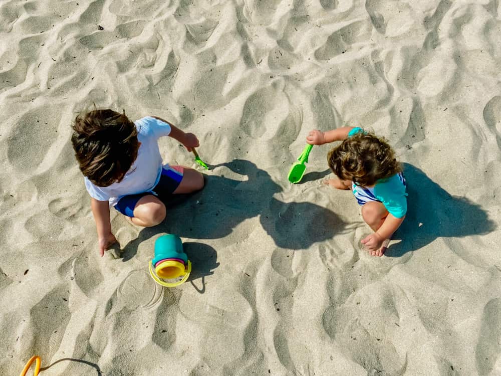 Read more about the article The Complete List of 31 Toddler Beach Essentials (2025)